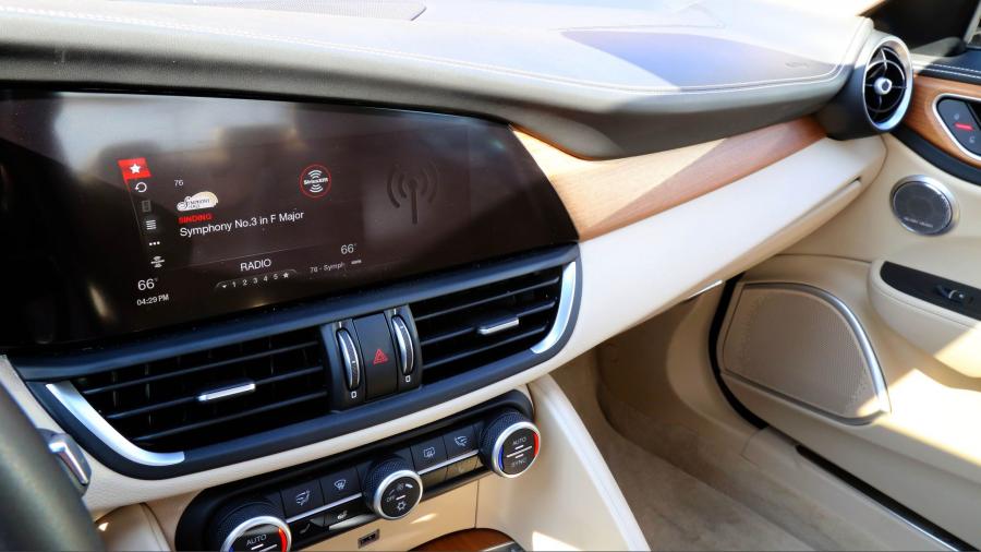 Детали интерьера Alfa Romeo Giulia Ti Lusso Q4 2017 года  (NA) (фото 12 из 26)
